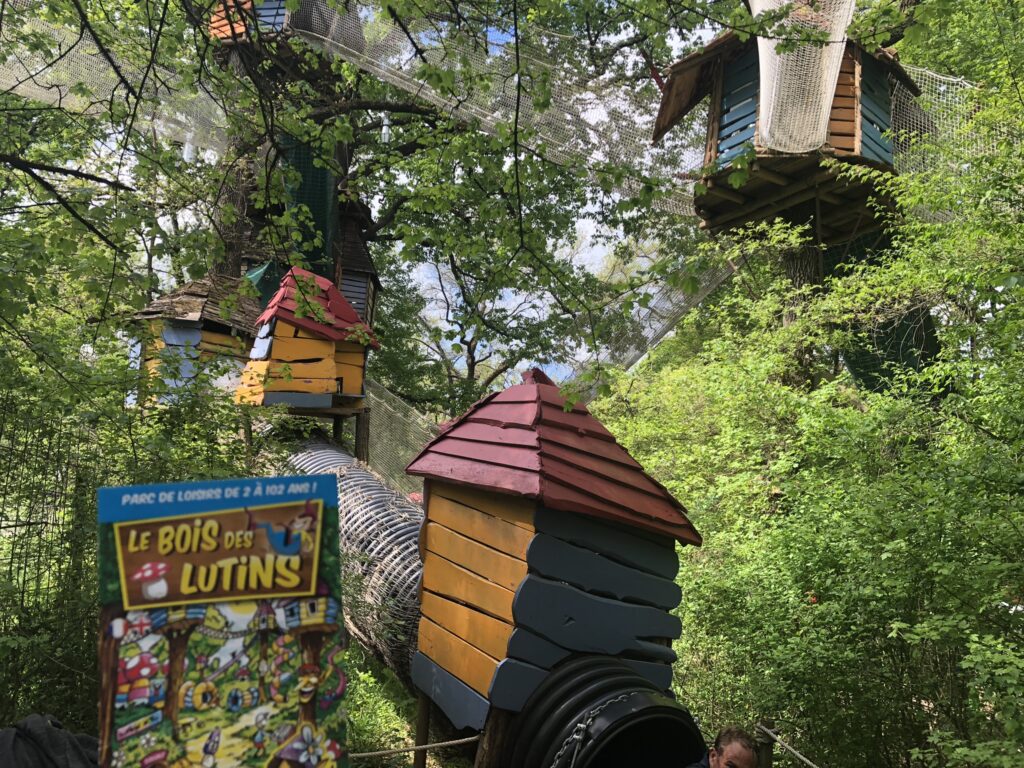 Cabanes dans les arbres au bois des lutins
