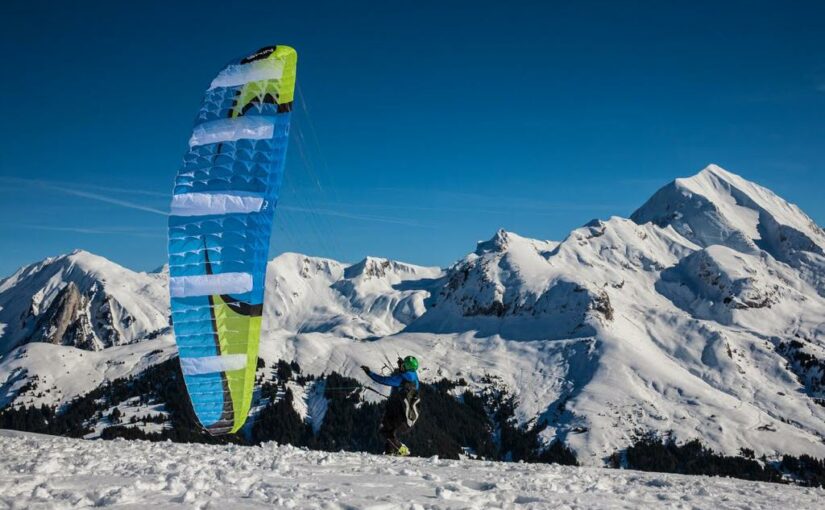 En hiver, pratiquez du parapente et profitez de sublimes paysages enneigés !